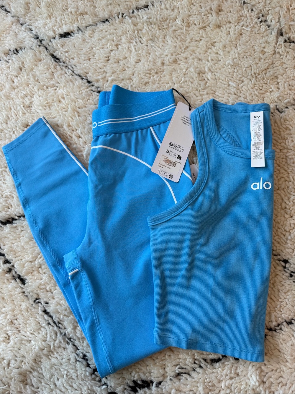 Alo Yoga Azure Blue Hearthrob leggings size small NWT
